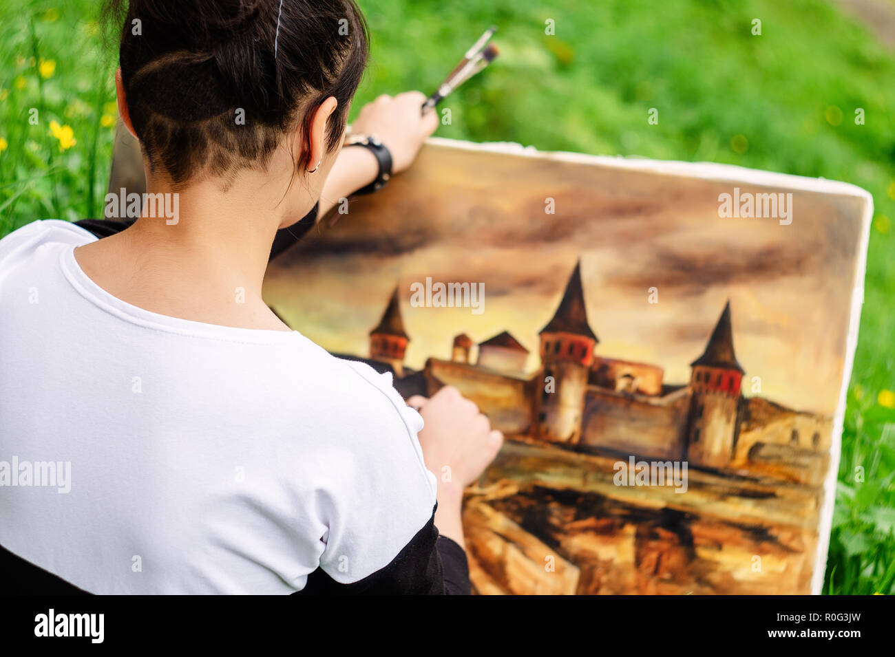 Un jeune étudiant de l'artiste peint un tableau. L'Ukraine Forteresse Kamyanets-Podilsky Banque D'Images