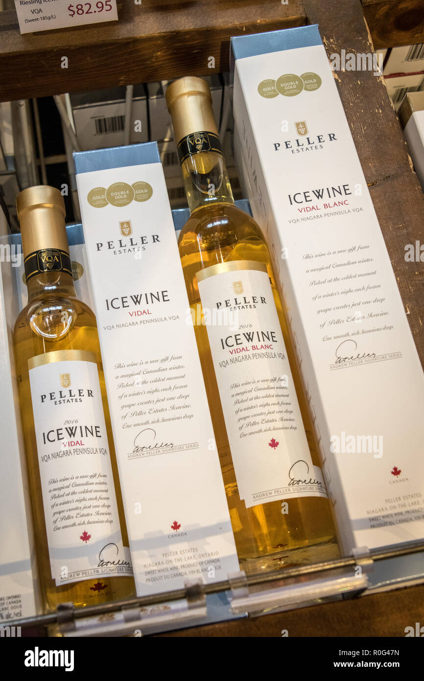 Bouteilles de vin de glace canadien à un marché de Toronto Banque D'Images