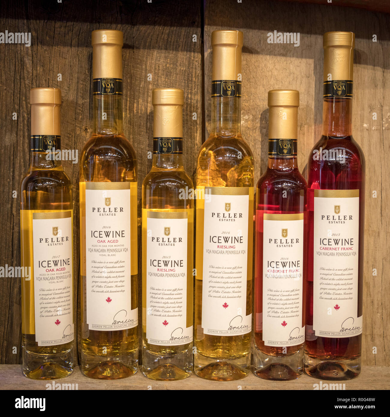 Bouteilles de vin de glace canadien à un marché de Toronto Banque D'Images