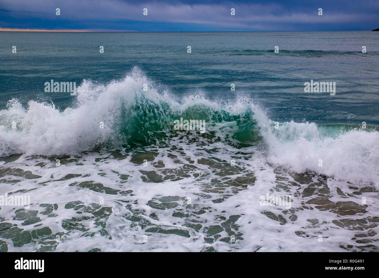 Vagues rouleaux se brisant sur le rivage de la plage Banque de ...