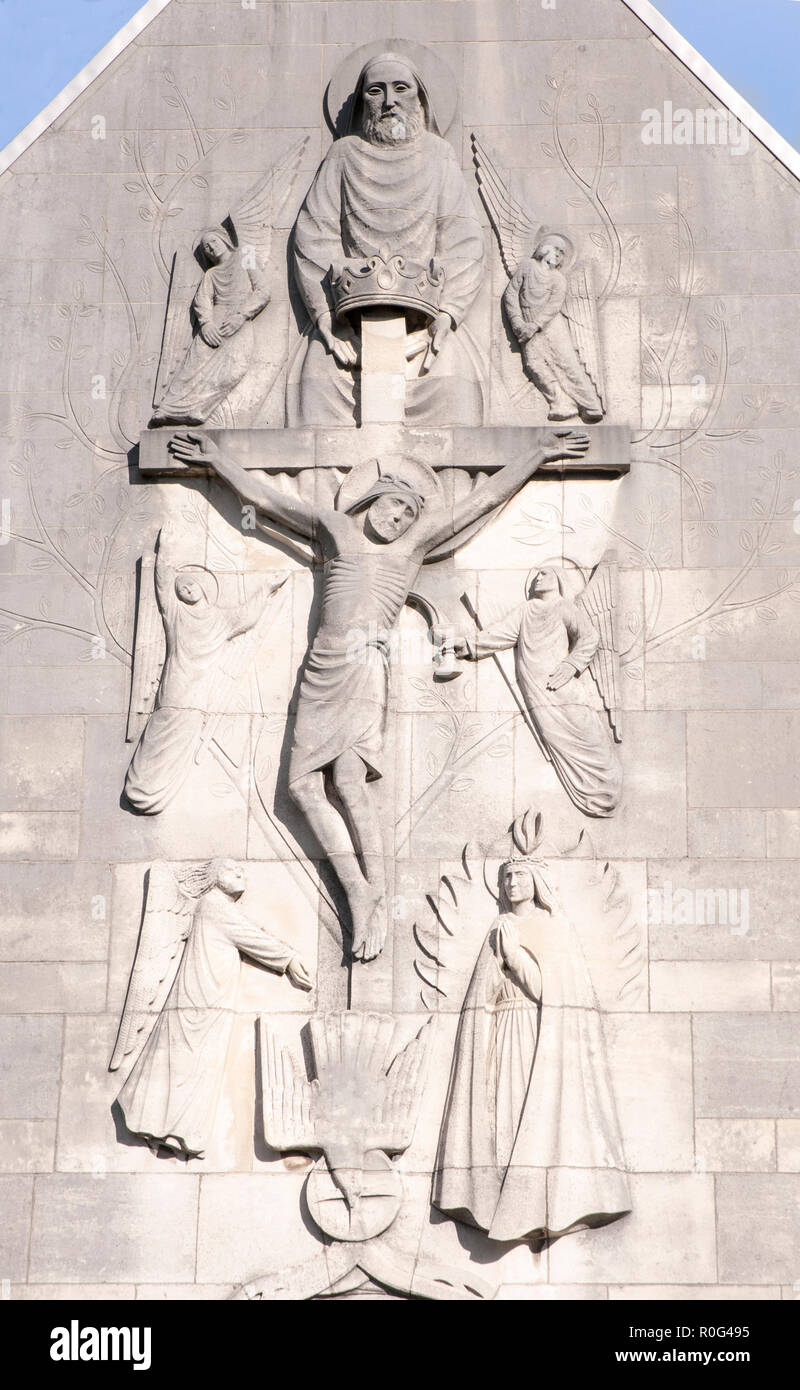 Sculpture Détail montrant la crucifixion sur l'avant du sanctuaire de Notre Dame de Lourdes . Un bâtiment classé grade 2 à Blackpool Lancashire England UK Banque D'Images