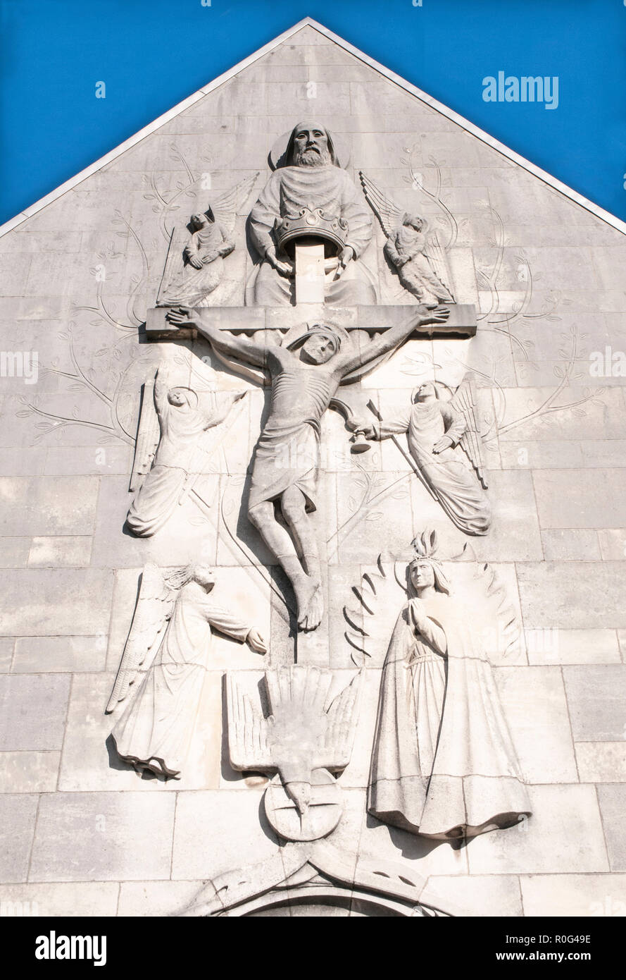 Sculpture Détail montrant la crucifixion sur l'avant du sanctuaire de Notre Dame de Lourdes . Un bâtiment classé grade 2 à Blackpool Lancashire England UK Banque D'Images
