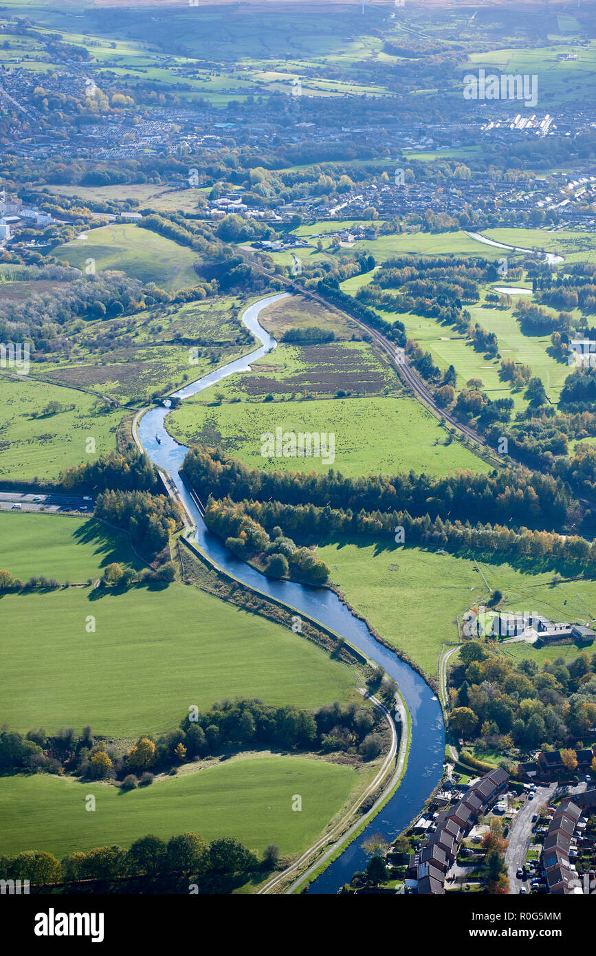 Une photo aérienne de la Leeds/Liverpool Canal, près de Burnley, North West England, UK Banque D'Images