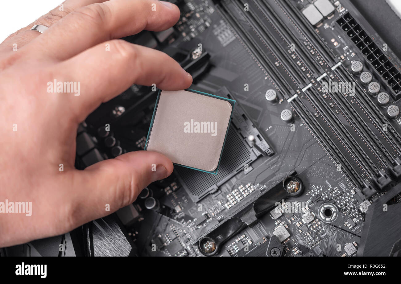 L'installation de l'unité centrale en carte mère de l'ordinateur. Banque D'Images
