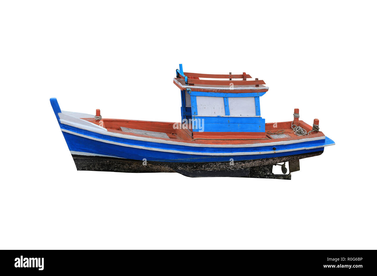 Vieux Petits bateaux de pêche isolé sur fond blanc et chemins de détourage ont pour fonction de conception facile à utiliser. Banque D'Images