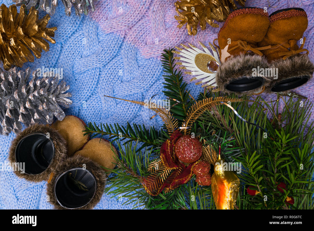 Décoration de Noël : toy, sapin, pommes de pin, des oiseaux, des plumes sur tiyi soft tricoté rose et bleu, carte de vœux de Noël blancket concept Banque D'Images