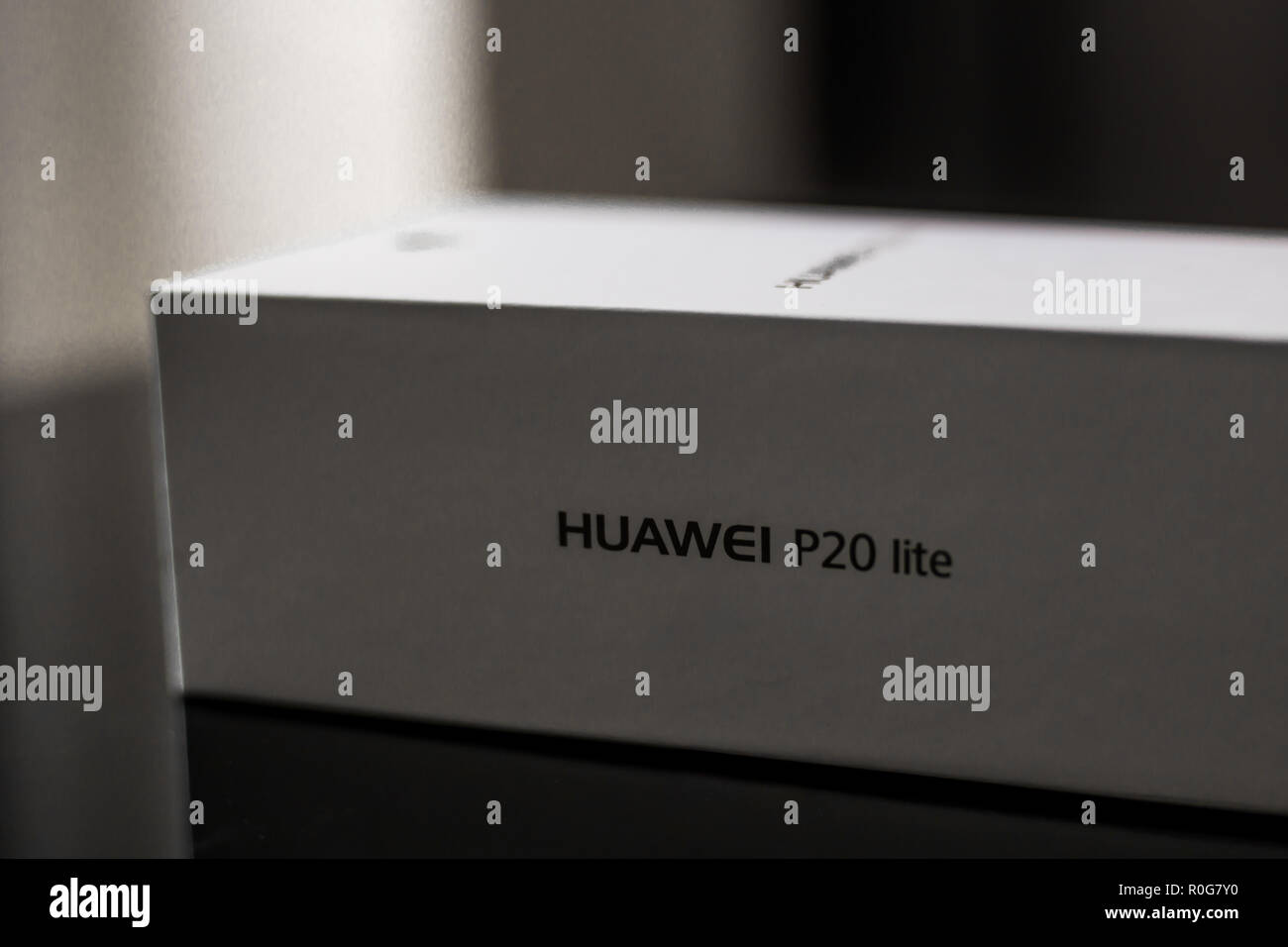 Boîte blanche d'un tout nouveau P20 Lite mobile smartphone fabriqué par la marque chinoise Huawei sur une surface noire brillante Banque D'Images