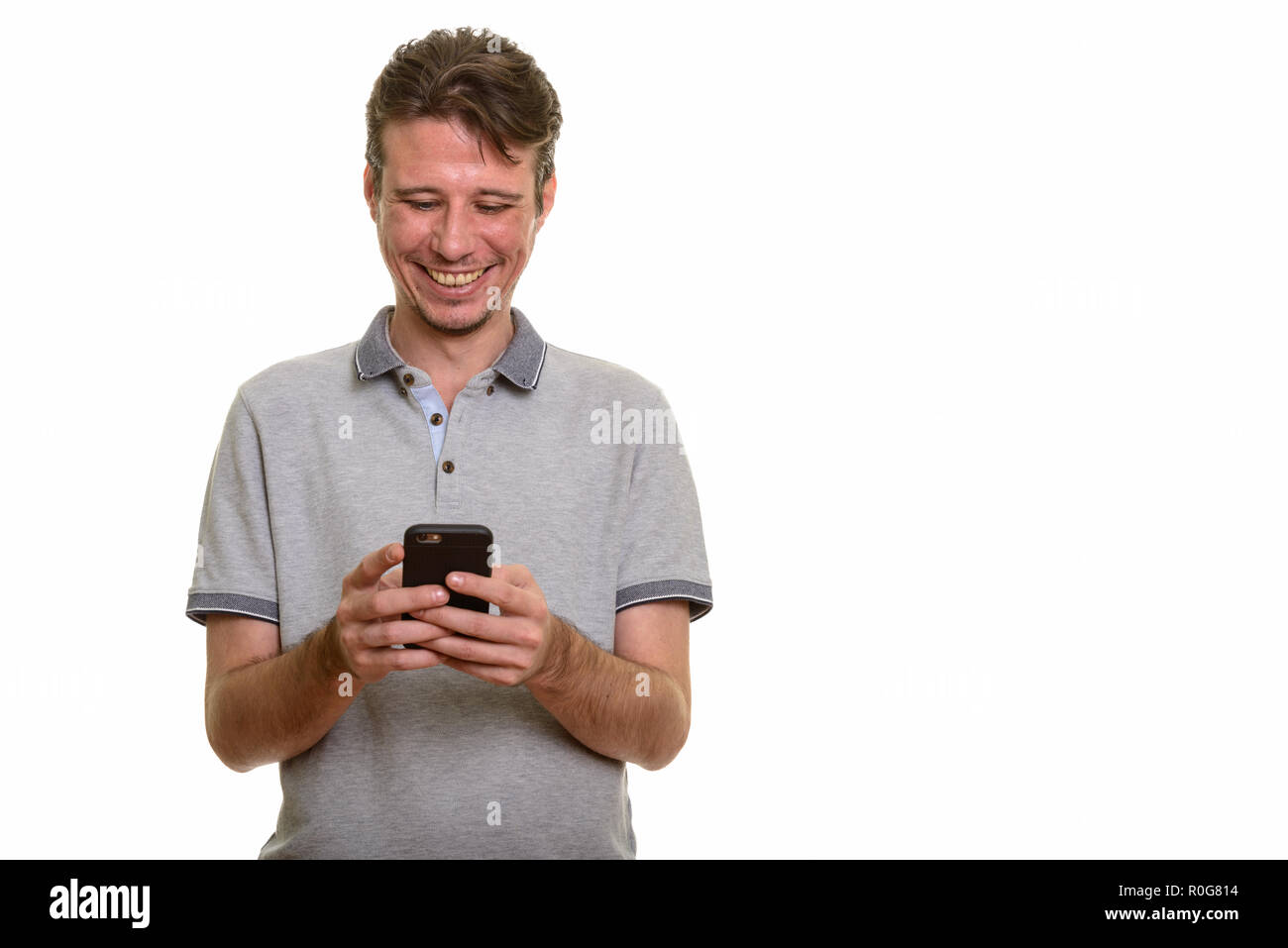 Portrait of happy Young man using mobile phone Banque D'Images