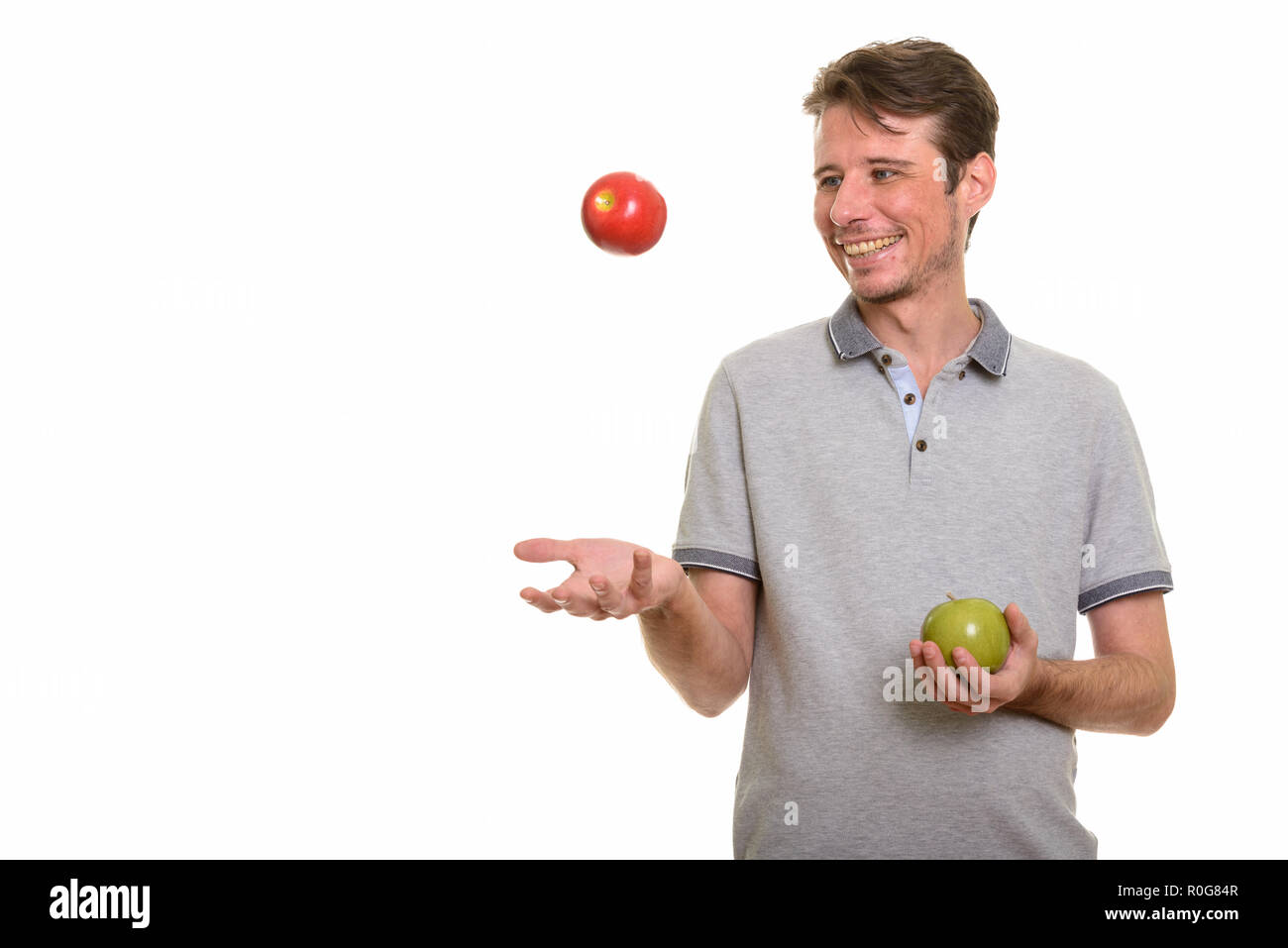 Happy Man holding red et green apple Banque D'Images