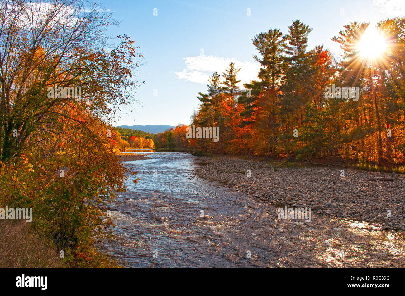 Paysage du lac Loon reflet dans les Adirondacks, dans l'État de New York. Banque D'Images