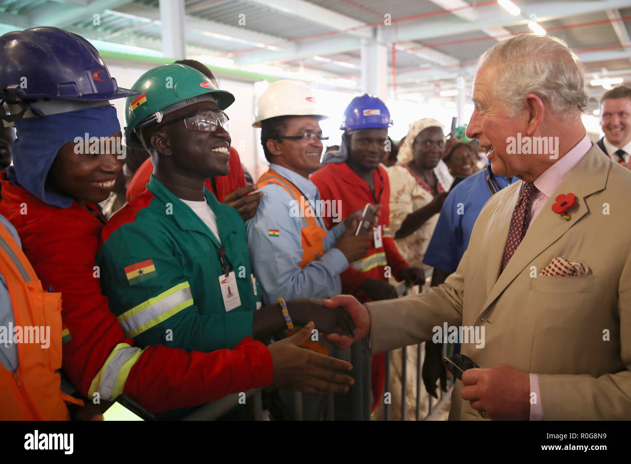 Le Prince de Galles arrive pour une visite du nouveau marché de Kumasi, Ghana, le cinquième jour du couple royal en visite en Afrique de l'ouest avec la duchesse de Cornouailles. Banque D'Images