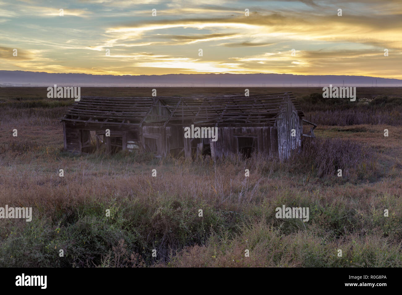 Coucher de soleil sur maison abandonnée au pont-levis, la dernière ville fantôme dans la région de la baie de San Francisco. Banque D'Images