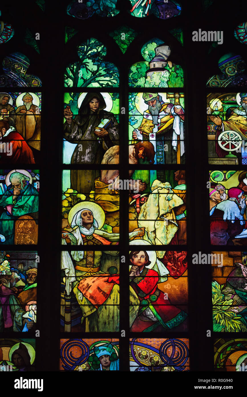 Détail de la fenêtre de vitraux conçus par République tchèque Alfons Mucha Art Nouveau dans la Cathédrale Saint Vitus dans le château de Prague à Prague, République tchèque. Scènes de la vie des saints Cyrille et Méthode sont représentés dans le vitrail. Le baptême du Duc Bořivoj de Bohême par les saints Cyrille et Méthode est représenté dans le milieu. Sainte Ludmila de Bohême et son petit-fils Saint Venceslas sont décrits ci-dessous. Banque D'Images