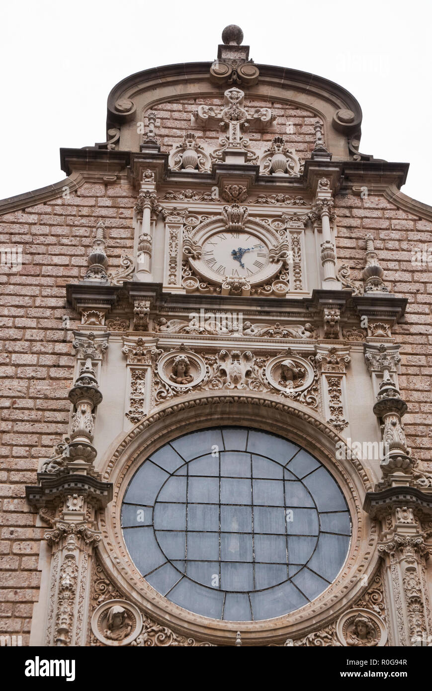 Une rangée de sculpture de Christ et ses disciples des statues au-dessus de l'entrée de l'église à l'abbaye bénédictine de Santa Maria de Montserrat Banque D'Images