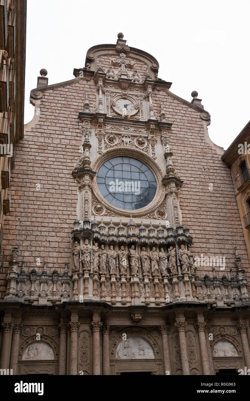 Une rangée de sculpture de Christ et ses disciples des statues au-dessus de l'entrée de l'église à l'abbaye bénédictine de Santa Maria de Montserrat Banque D'Images
