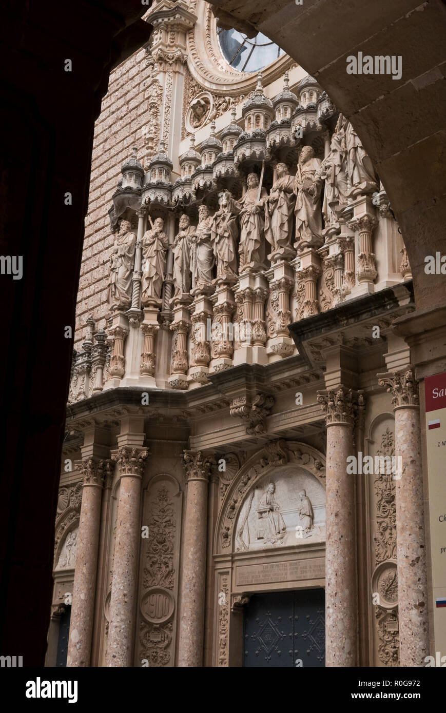 Une rangée de sculpture de Christ et ses disciples des statues au-dessus de l'entrée de l'église à l'abbaye bénédictine de Santa Maria de Montserrat Banque D'Images