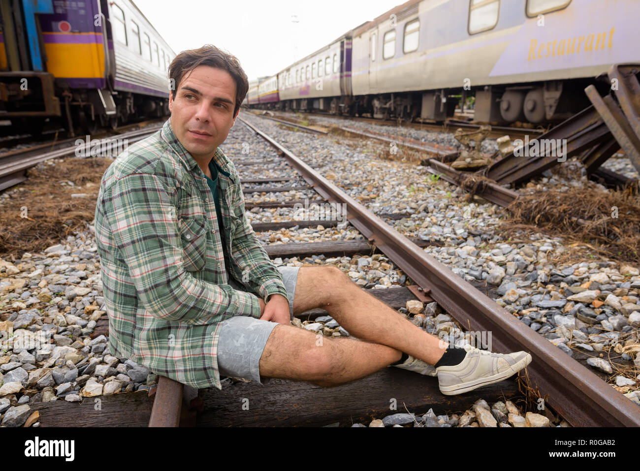 Bel homme touristiques perse à la gare de Bangkok, Banque D'Images
