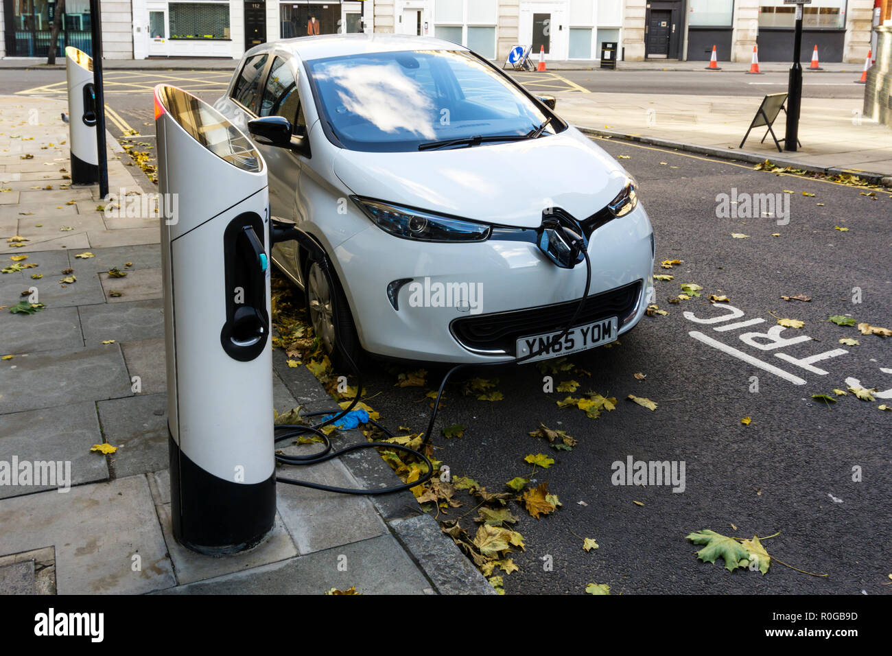 Renault Zoe blanc NAV dynamique de charge de voiture électrique point de recharge en bordure. Banque D'Images