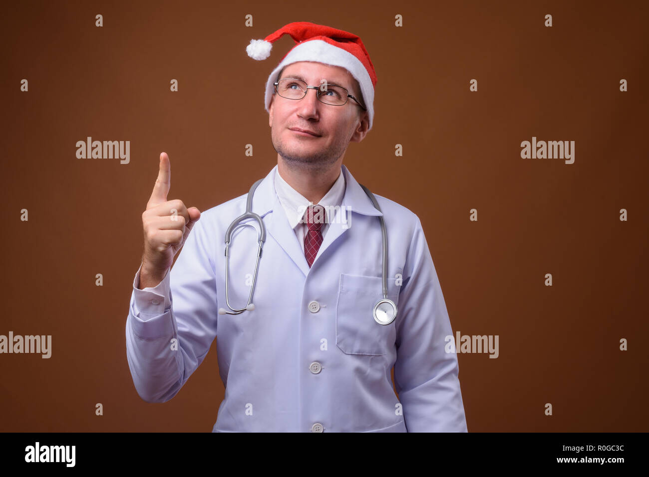 Portrait de l'homme médecin contre fond brun Banque D'Images
