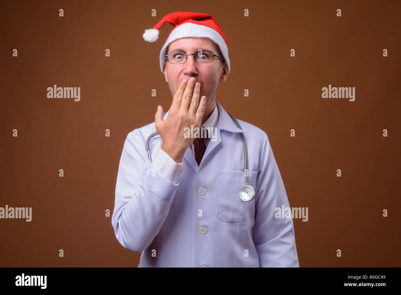 Portrait de l'homme médecin contre fond brun Banque D'Images