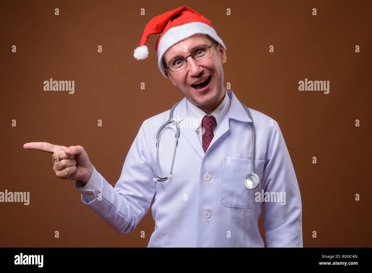 Portrait de l'homme médecin contre fond brun Banque D'Images