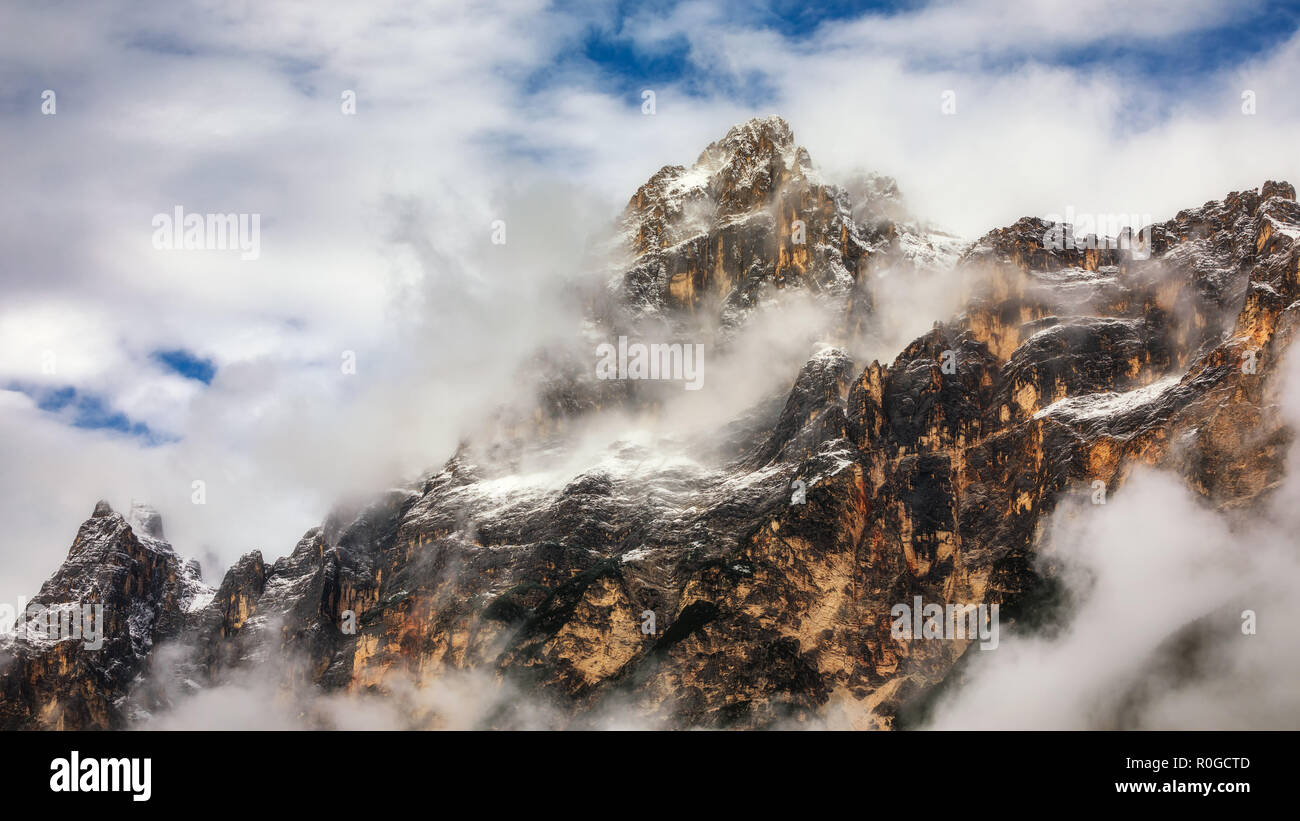 Monte Antelao (3263m) au-dessus de San Vito di Cadore (près de Cortina d'Ampezzo), est la deuxième plus haute montagne d'Dolomiti, également connu comme le roi des Banque D'Images