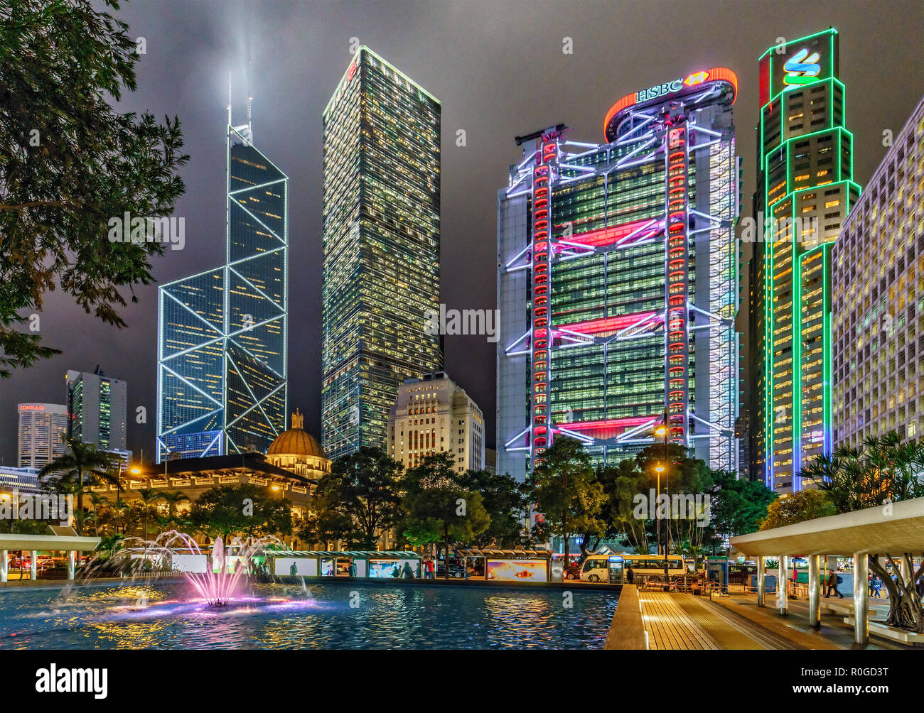 Hong Kong, Chine - le 25 janvier 2016 : Hong Kong nuit paysage urbain de la région du Centre avec la Bank of China Tower, Cheung Kong Centre, bâtiment principal et HSBC Banque D'Images