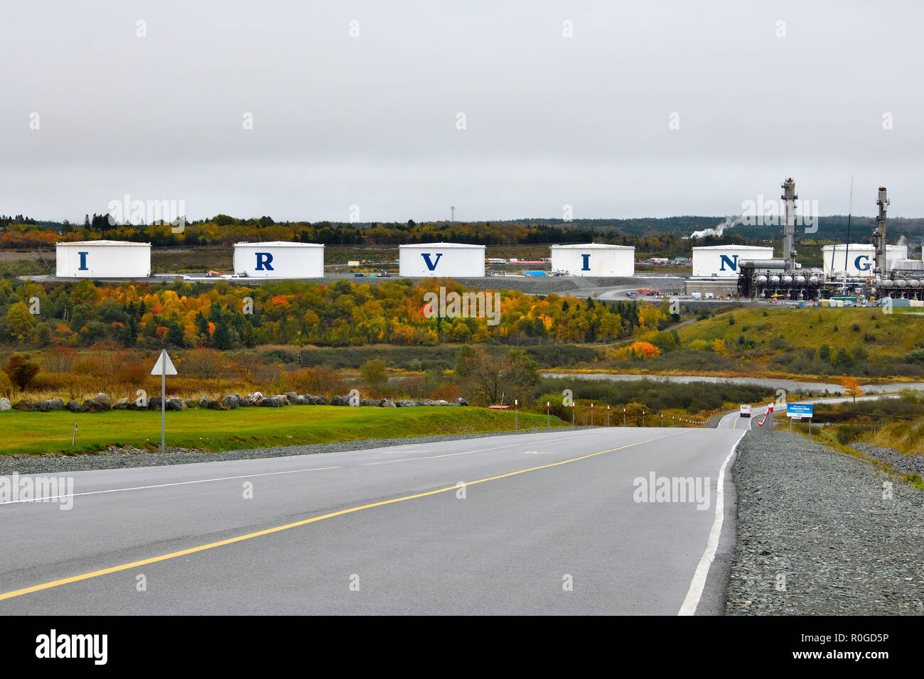 Les réservoirs de stockage de pétrole de la raffinerie Irving Oil à Saint John, Nouveau-Brunswick, Canada. Banque D'Images