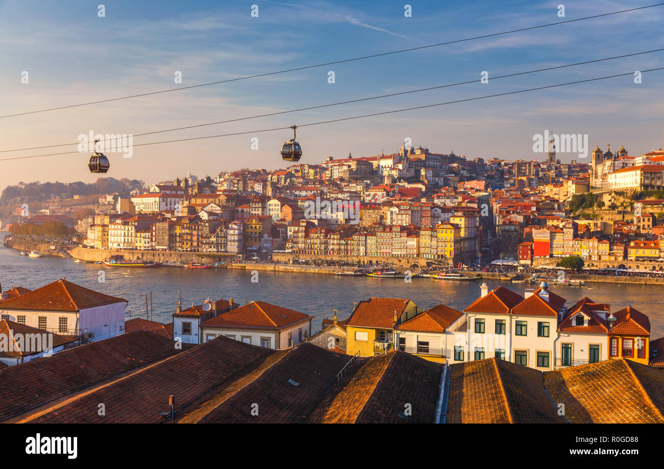 Maisons colorées de Porto Ribeira, façades traditionnelles, vieilles maisons colorées avec des toits de tuiles rouges sur le remblai dans la ville de Porto, Portugal Banque D'Images