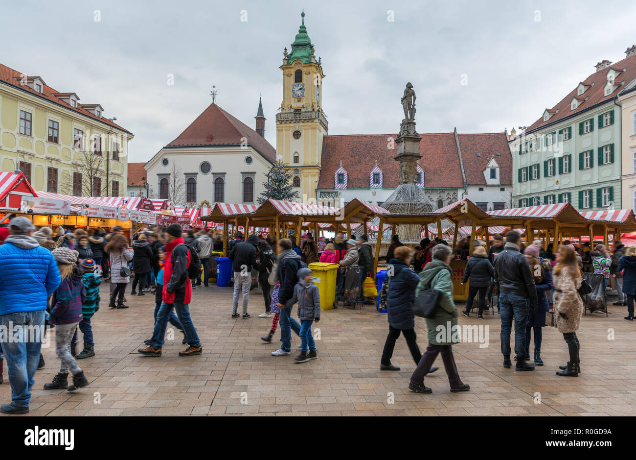 Vue sur le marché de Noël sur la place principale de Bratislava, Slovaquie. Stara radnica et Bratislava Marché de Noël, les gens floue peut être vu. Banque D'Images