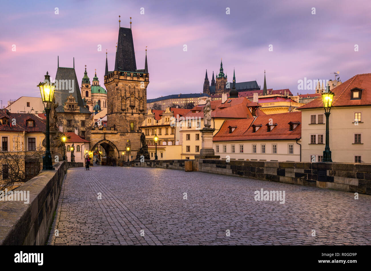 Le Pont Charles, Prague, République tchèque. Le Pont Charles (Karluv Most) et la Tour de la vieille ville au lever du soleil. Banque D'Images