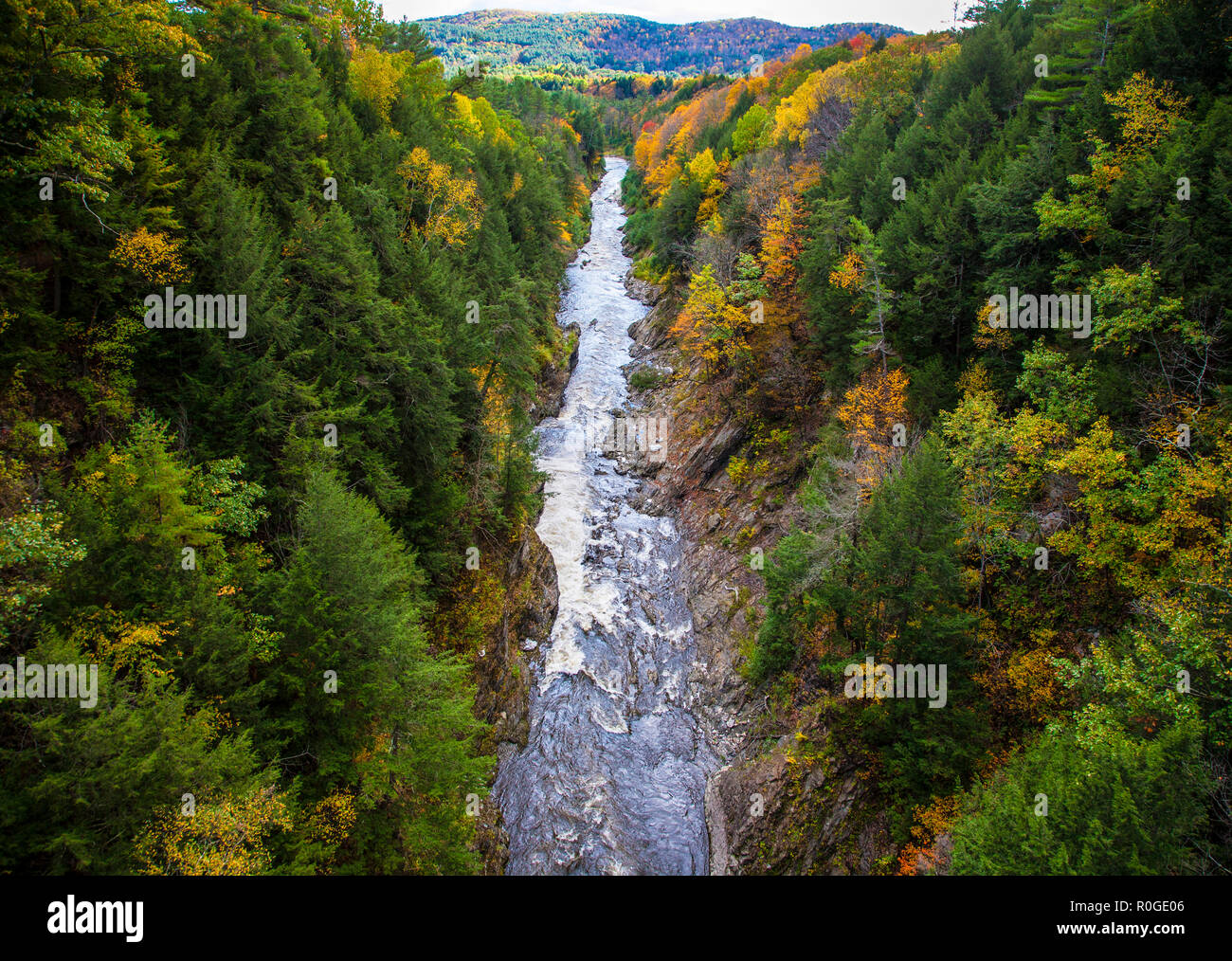 Vue sur la gorge de Quechee à Quechee, Hartford, Vermont, États-Unis, Vermont State Park, Ottauquechee River, FS 16,83MB, automne Nouvelle-Angleterre Banque D'Images