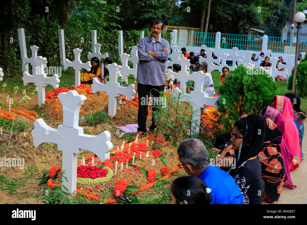 Les catholiques se rassembleront sur le cimetière à côté de l'église St Nicholas Tolentino à Gazipur Nagori pour observer la fête des morts, une journée de prières pour les morts. T Banque D'Images