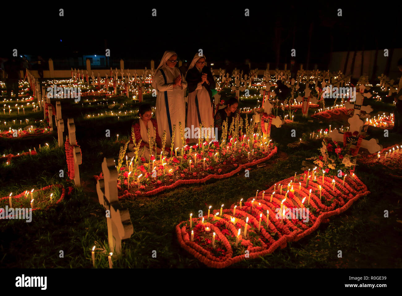 Les chrétiens allument des bougies à la Saint John's Church cemetery à Gazipur marquant la fête des morts. Observer les catholiques comme le 2 novembre Fête des Morts, un d Banque D'Images