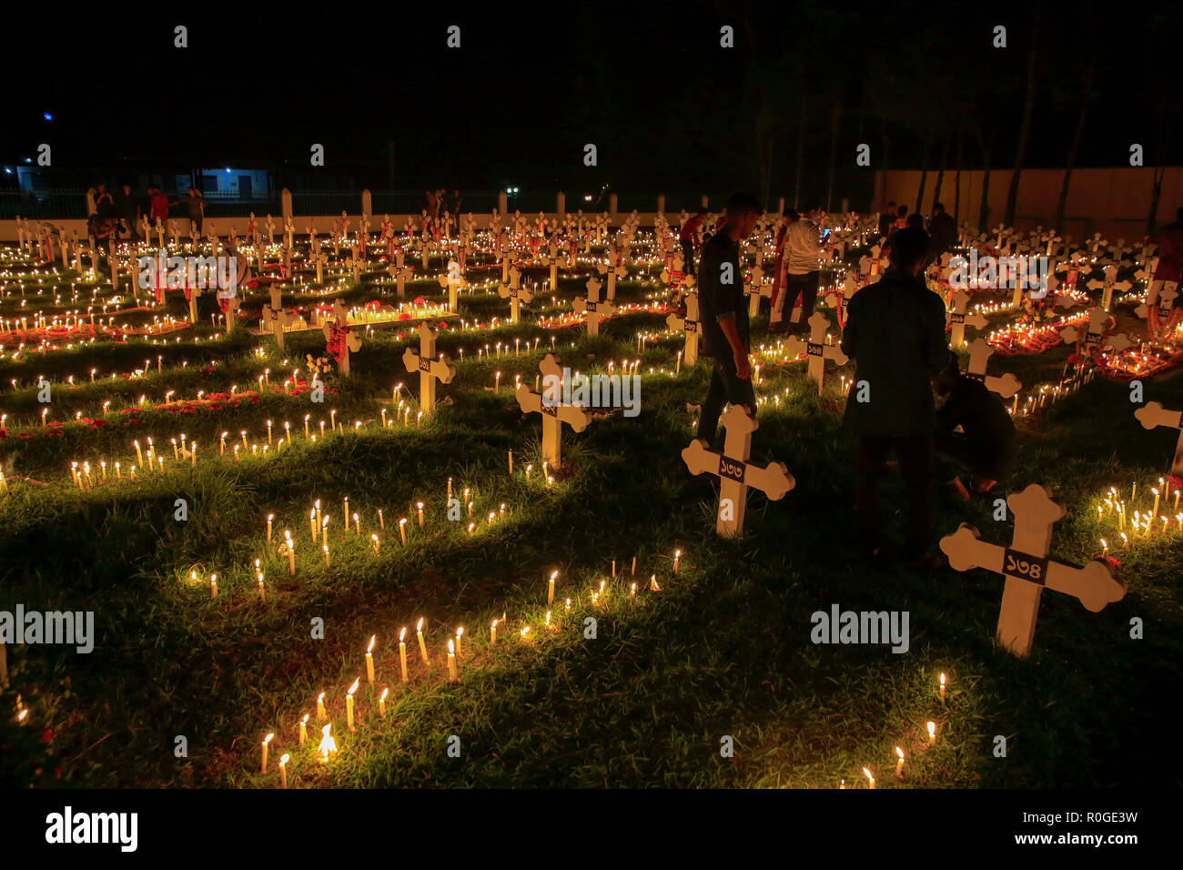 Des milliers de bougies sur le cimetière à côté de l'église de Saint John dans le Tumulia Gazipur à observer toutes les âmes' Day, une journée de prières pour les morts. Tumul Banque D'Images