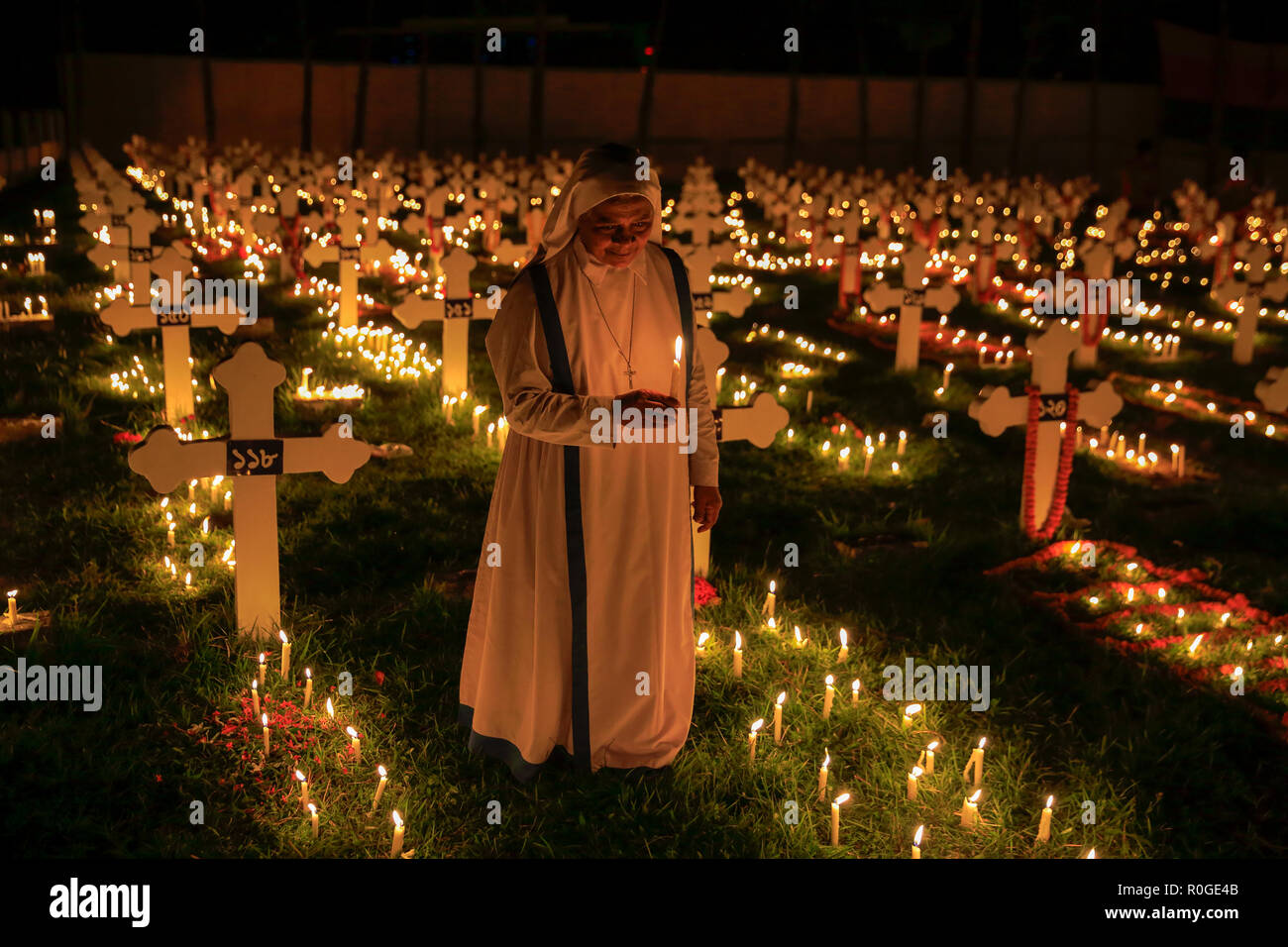 Les chrétiens allument des bougies à la Saint John's Church cemetery à Gazipur marquant la fête des morts. Observer les catholiques comme le 2 novembre Fête des Morts, un d Banque D'Images