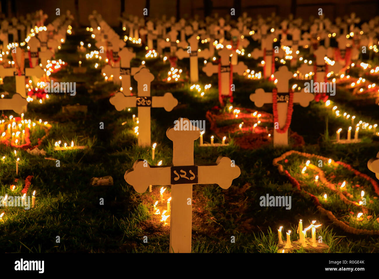 Des milliers de bougies sur le cimetière à côté de l'église de Saint John dans le Tumulia Gazipur à observer toutes les âmes' Day, une journée de prières pour les morts. Tumul Banque D'Images