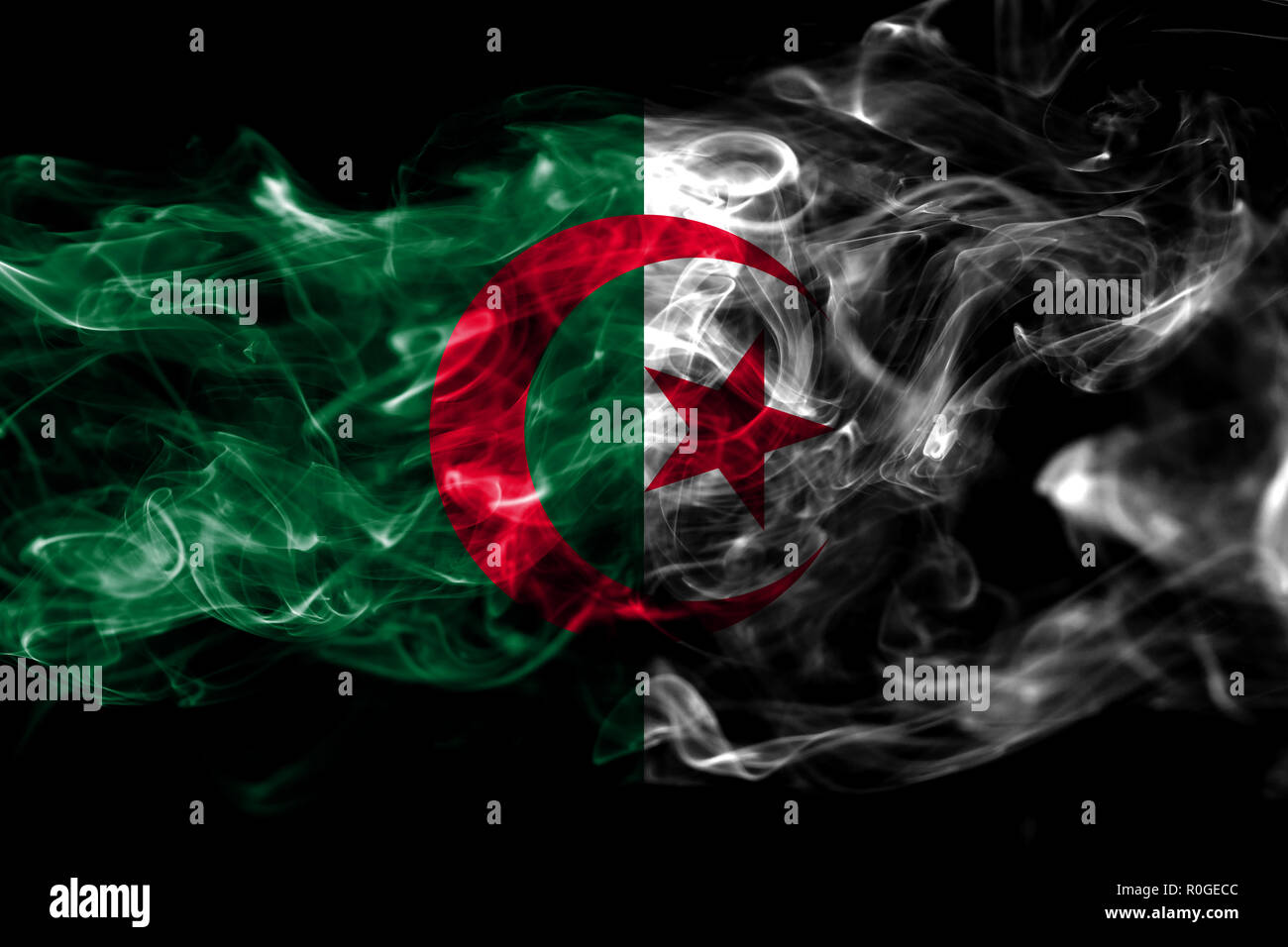 Drapeau National De L Algerie A Fait De La Fumee De Couleur Isole Sur Fond Noir Resume Contexte Vague Soyeuse Photo Stock Alamy