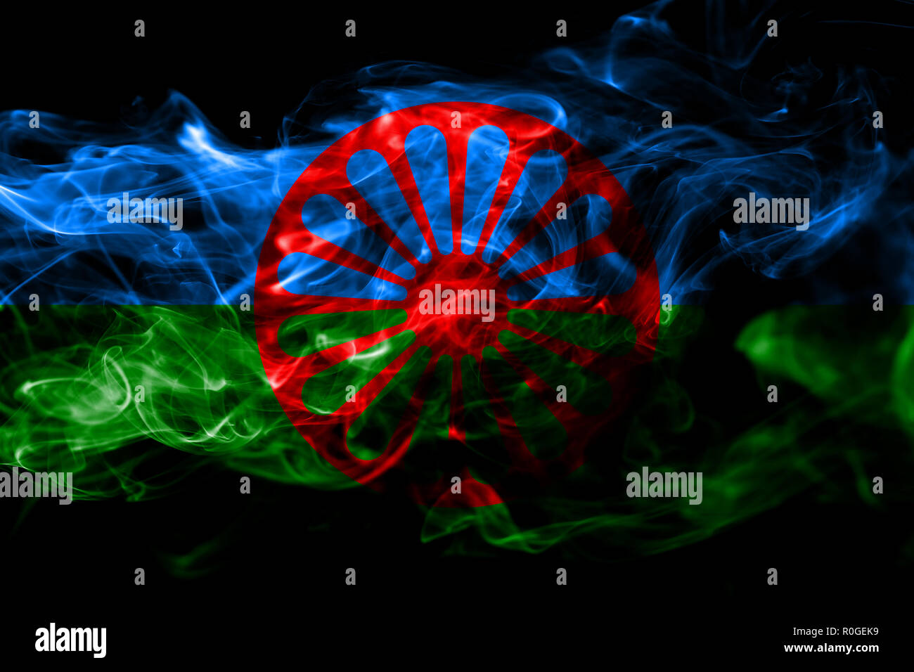 Drapeau national de Gypsy fabriqués à partir de la fumée de couleur isolé sur fond noir. Résumé Contexte vague soyeuse Banque D'Images