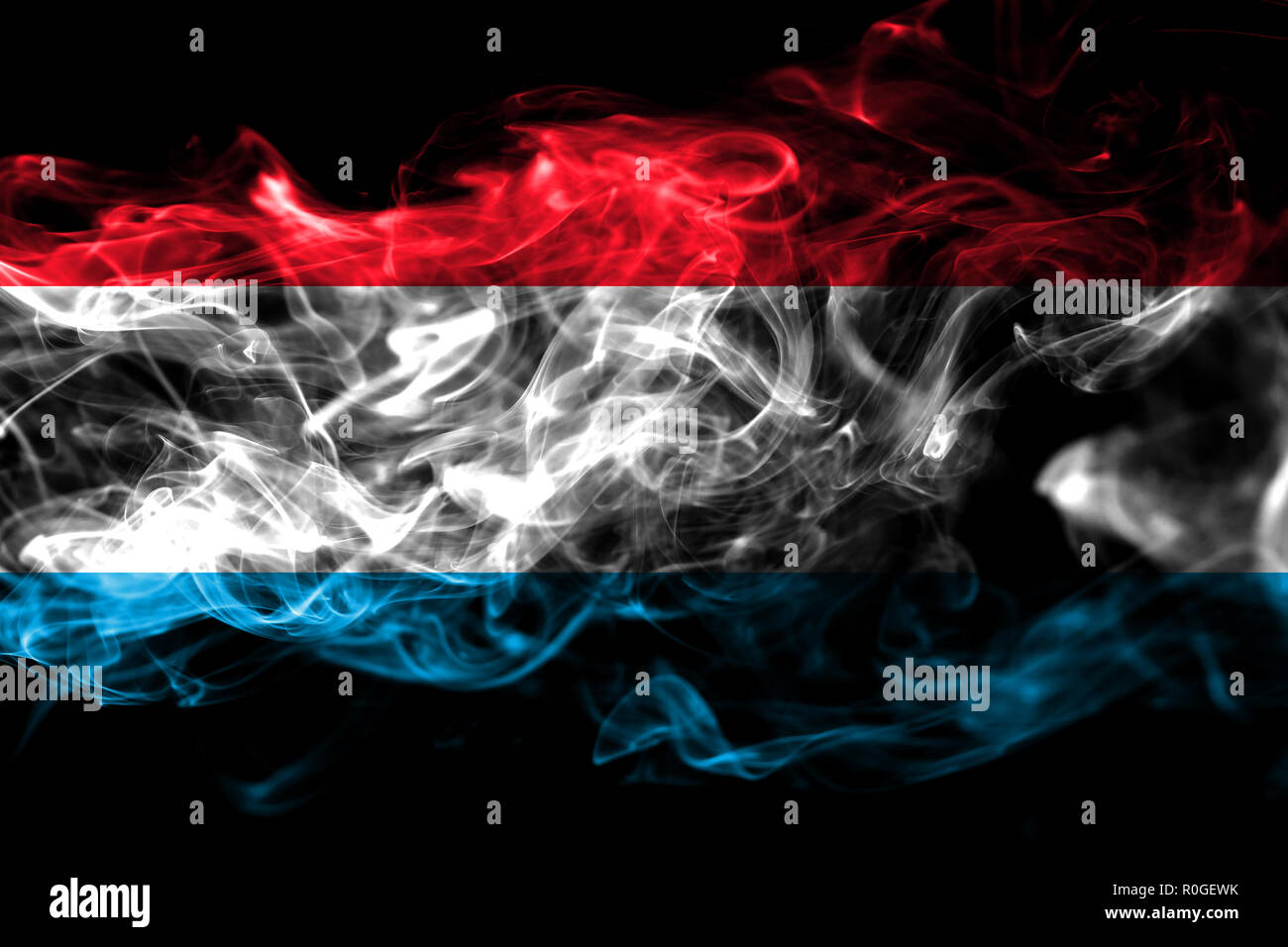 Drapeau national du Luxembourg fait de la fumée de couleur isolé sur fond noir. Résumé Contexte vague soyeuse Banque D'Images