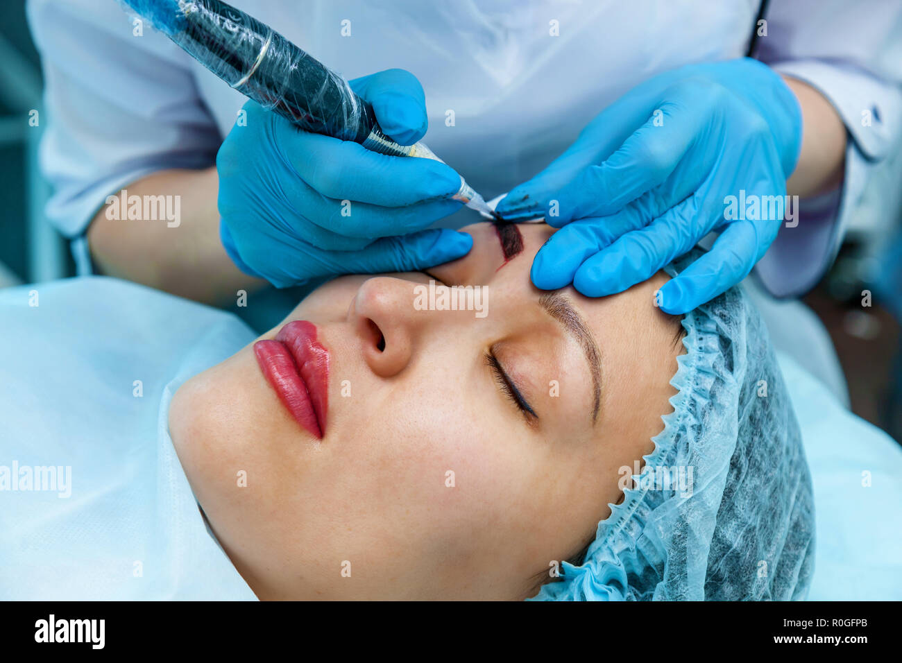 Esthéticienne, applique un maquillage permanent sur les sourcils. Tatouage lèvres et sourcils Banque D'Images