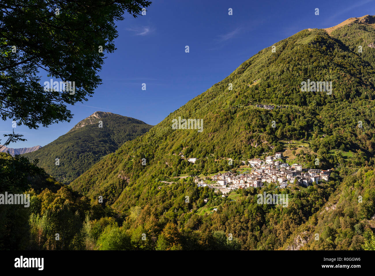 Le village de Premana dans les montagnes du nord de l'Italie Banque D'Images