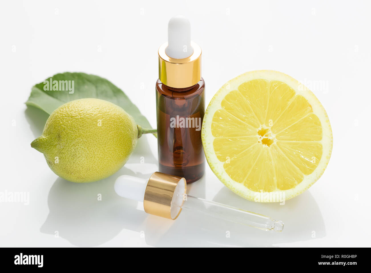 L'huile essentielle de citron. L'huile d'agrumes. Arrière-plan blanc. Citrus limon Banque D'Images