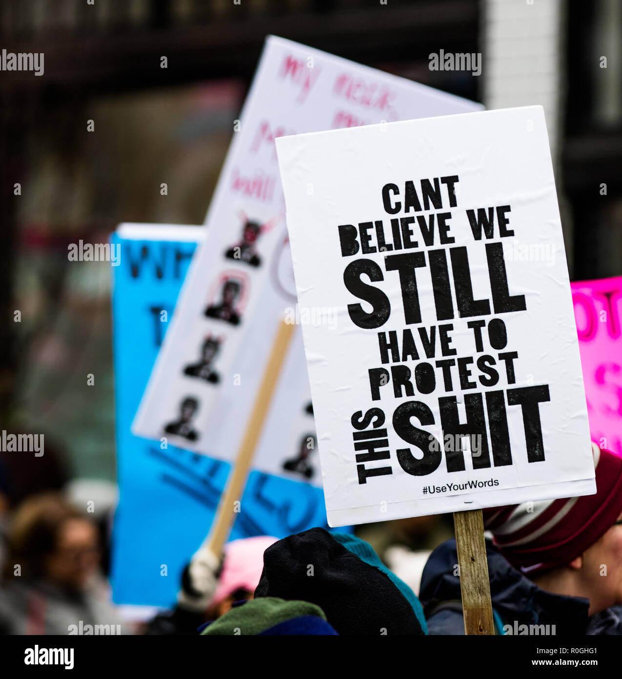 Signes de protestation au cours de 2018 de la Marche des femmes à Seattle Banque D'Images