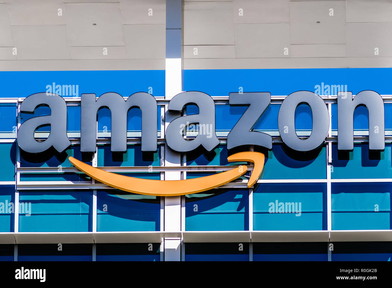 2 novembre 2018 Sunnyvale / CA / USA - Amazon logo sur la façade de l'un de leurs immeubles de bureaux situés dans la Silicon Valley, San Francisco bay area Banque D'Images