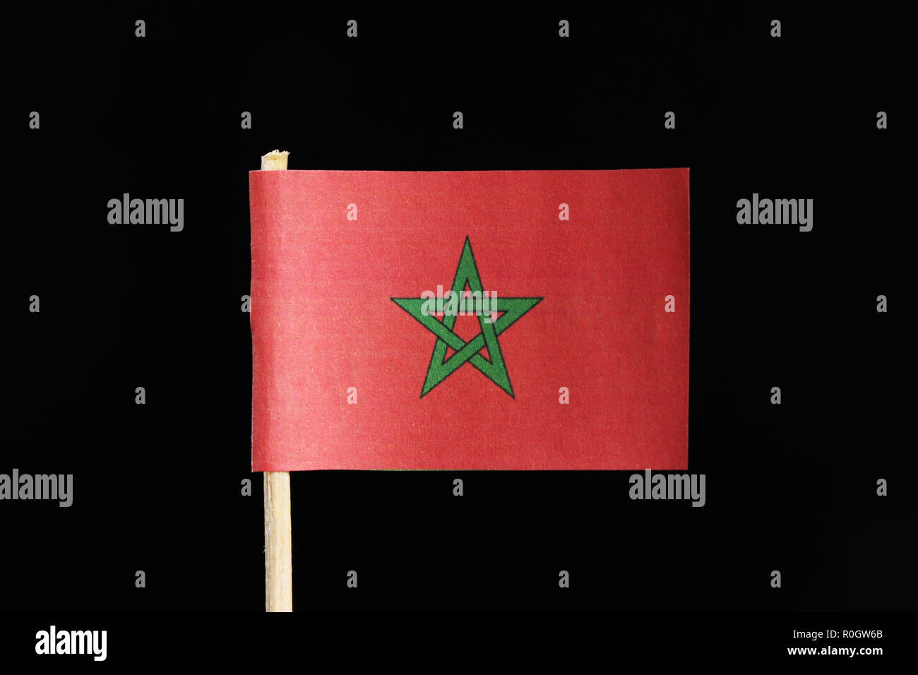 Original et un drapeau officiel du Maroc au cure-dent sur fond noir. Se compose d'un champ rouge avec le pentagramme vert, un cinq étoiles linéaire a souligné Banque D'Images