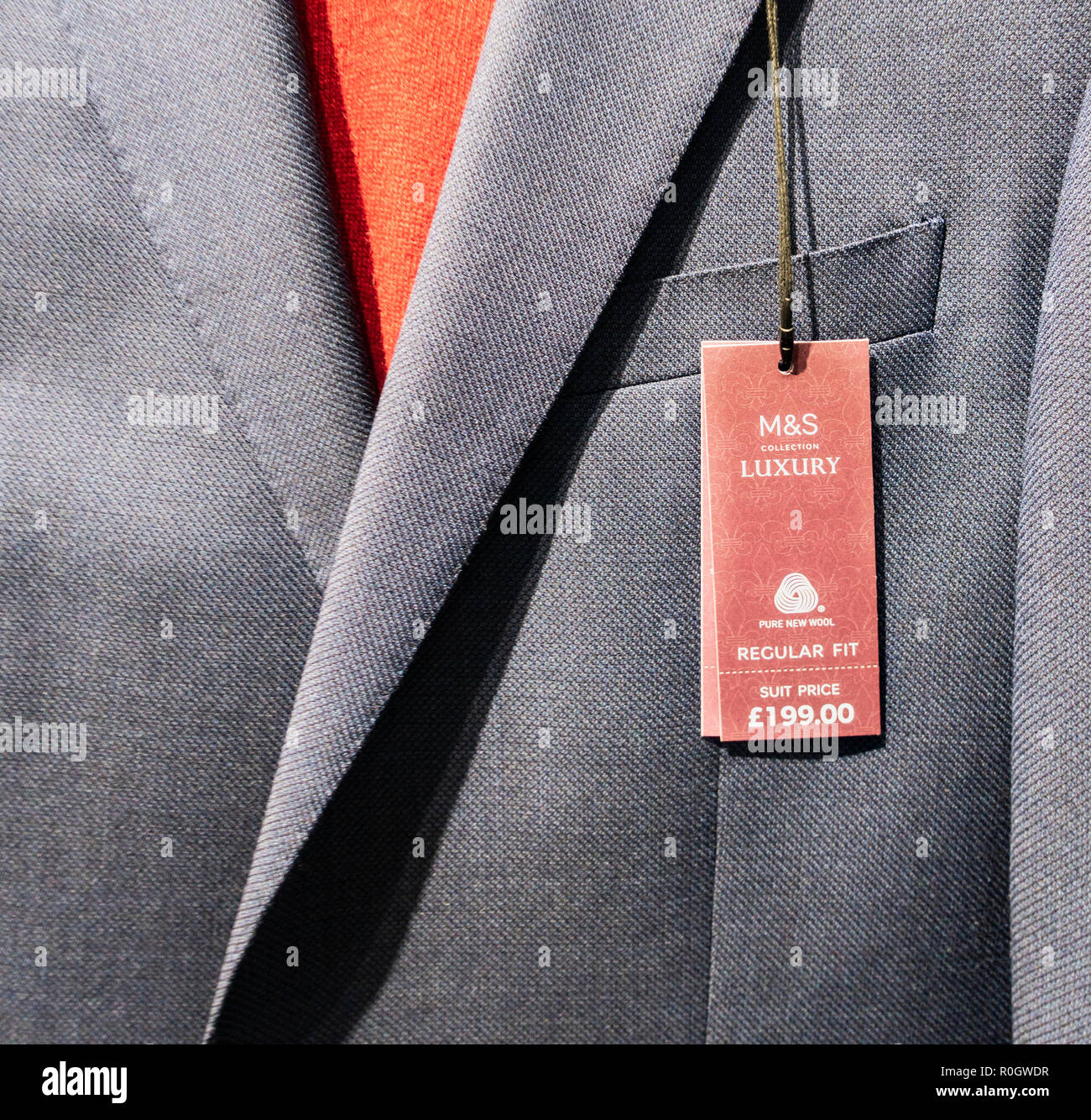 Mens suits dans M&S/magasin Marks & Spencer. UK Banque D'Images