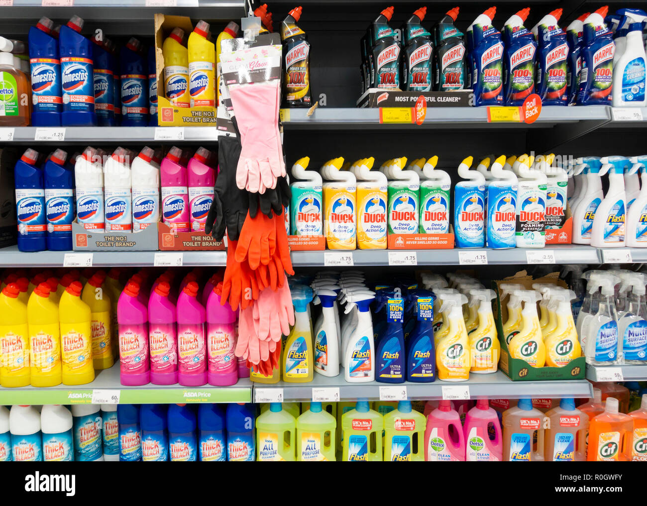 Produits D'entretien Pour Le Nettoyage De La Maison Au Comptoir Dans Un  Supermarché Dans Le Magasin Banque D'Images et Photos Libres De Droits.  Image 22438314