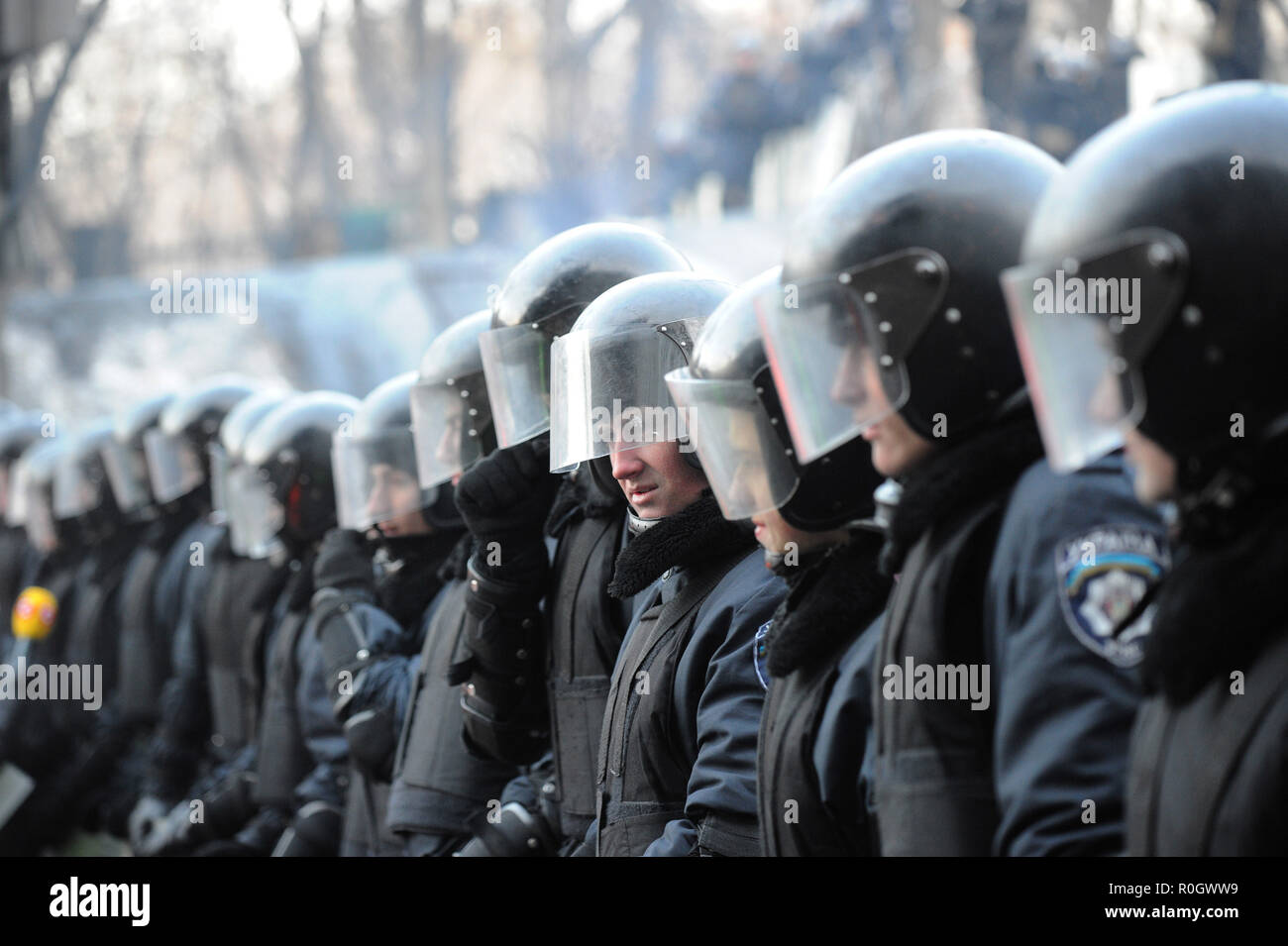 27 janvier 2014 - Kiev, Ukraine : Rangées de policiers anti-émeute sur Hroushevskoho rue des manifestants anti-gouvernement de s'approcher du parlement. Des policiers anti-emeute ukrainiens font face aux manifestants qui ont construit des barricades sur la rue Hroushevskoho, pres de la place de l'Indépendance de Kiev, connue comme le Maidan. *** FRANCE / PAS DE VENTES DE MÉDIAS FRANÇAIS *** Banque D'Images