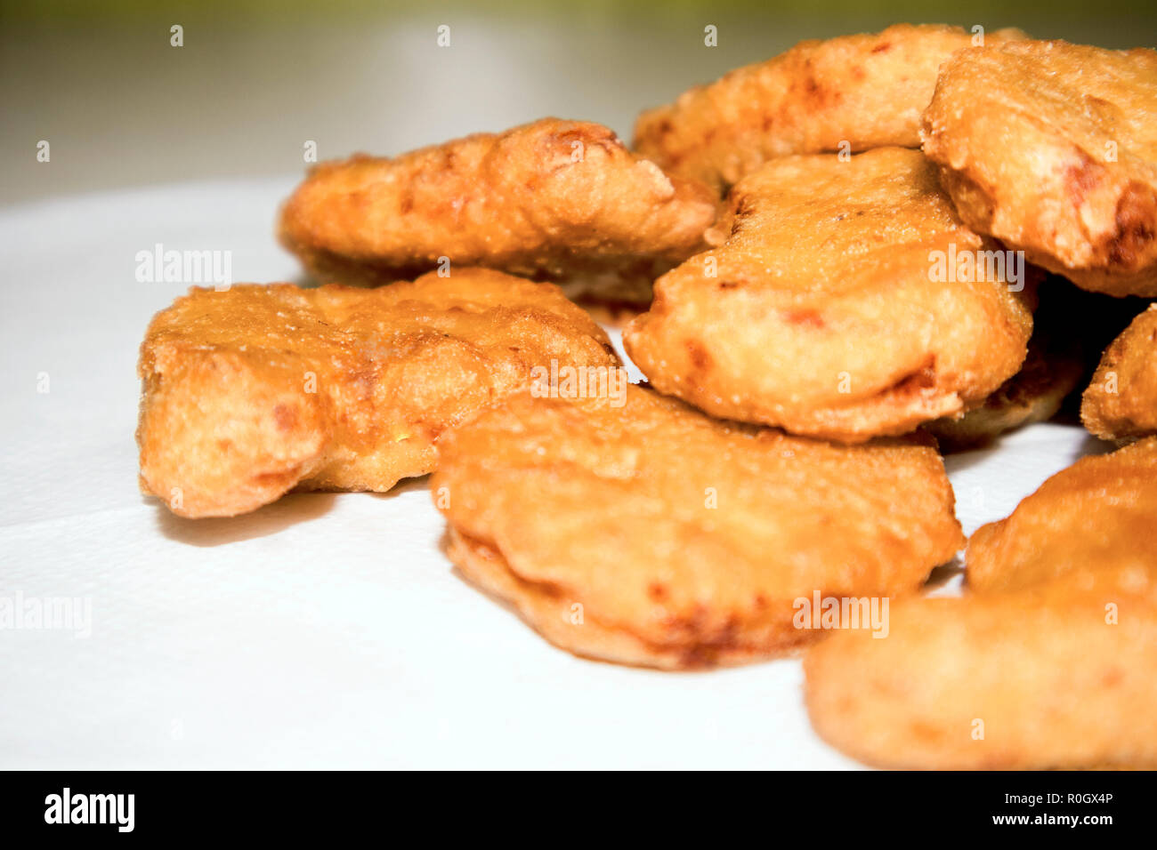 Pile de nuggets de poulet croustillant frit couché sur le tableau blanc Banque D'Images